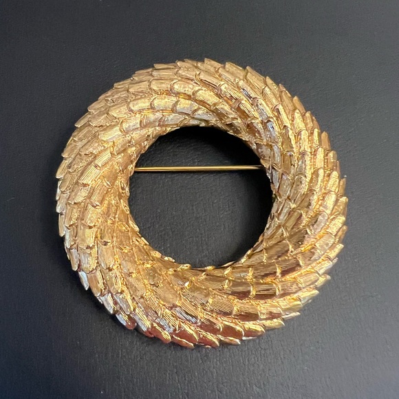 Vintage Brooch Monet Wreath Textured Circle Leaf Bark Overlapping Gold tone - Picture 2 of 12